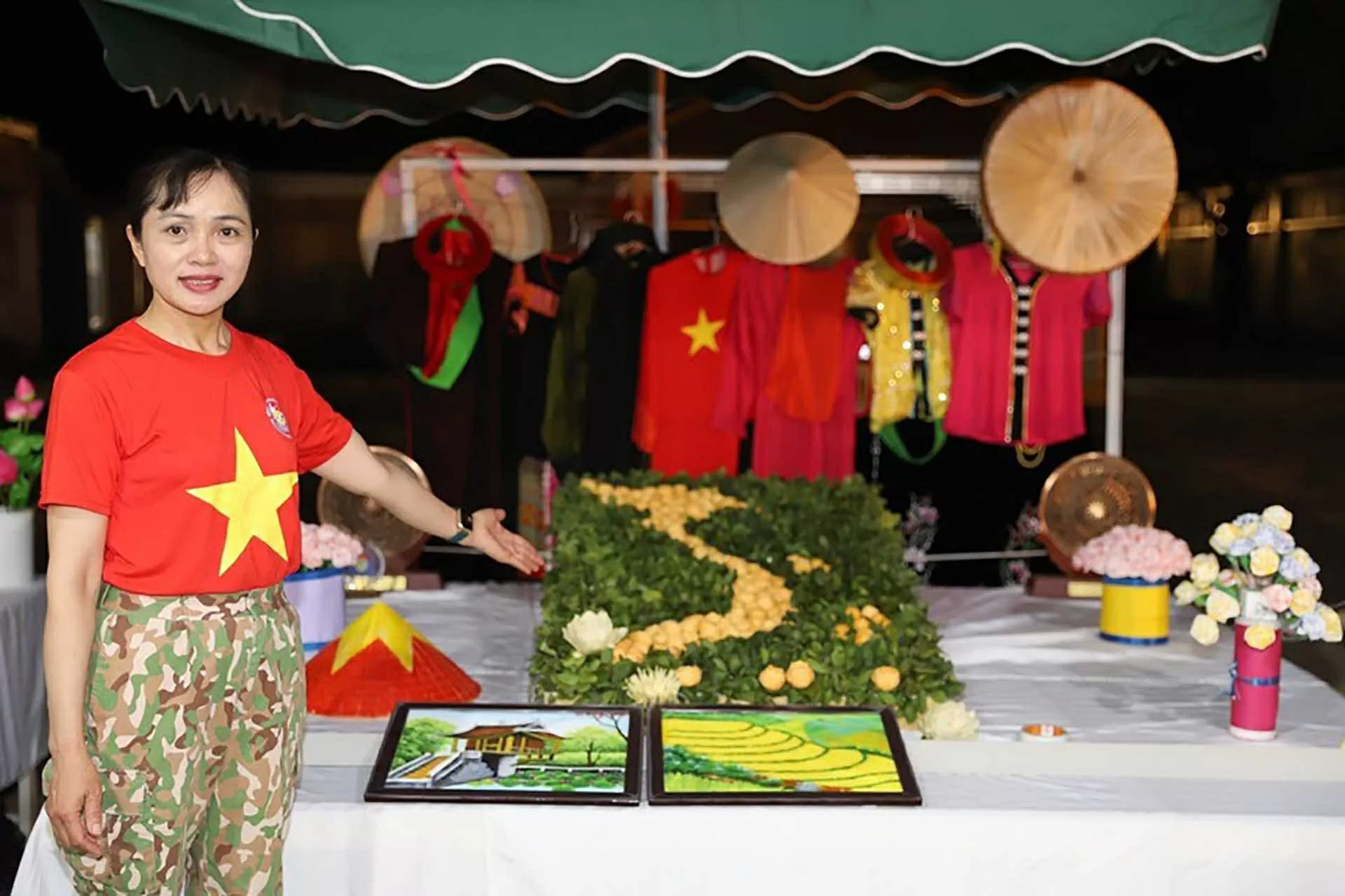 Thiếu tá Đinh Thị Phương sáng tạo nhiều sản phẩm mang đậm chất văn hoá Việt giới thiệu đến bạn bè quốc tế. (Nguồn: Đội Công binh số 3) Thiếu tá Đinh Thị Phương sáng tạo nhiều sản phẩm mang đậm chất văn hoá Việt giới thiệu đến bạn bè quốc tế. (Nguồn: Đội Công binh số 3)