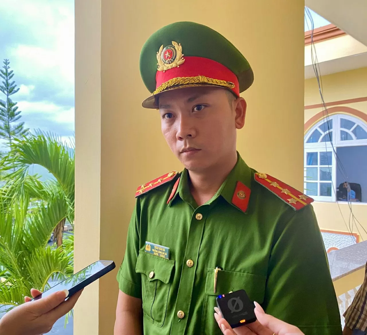 Trưởng công an xã Liêng S'rônh Trần Văn Hà nhấn mạnh, lực lượng công an thường xuyên tham mưu cho chính quyền nhằm tạo điều kiện hết sức, đảm bảo đầy đủ quyền lợi cho người dân. (Ảnh: Xuân Sơn) Trưởng công an xã Liêng S'rônh Trần Văn Hà nhấn mạnh, lực lượng công an thường xuyên tham mưu cho chính quyền nhằm tạo điều kiện hết sức, đảm bảo đầy đủ quyền lợi cho người dân. (Ảnh: Xuân Sơn)