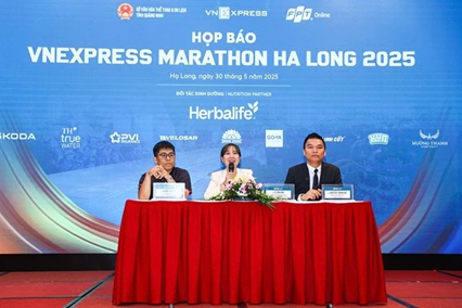 Runners check in World Heritage while racing in Ha Long