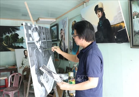 Catholic artist with over 1,000 portraits of President Ho Chi Minh