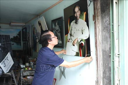 Catholic artist with over 1,000 portraits of President Ho Chi Minh
