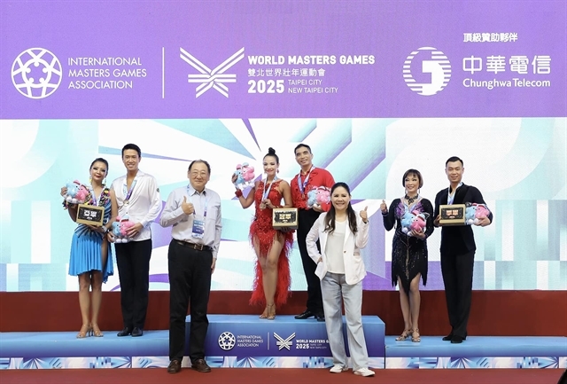 Vietnamese duo Phạm Trung Hòa - Nguyễn Mỹ Trang on top of the podium. (Photo: VNA)