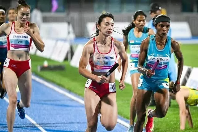 Hoang Thi Minh Hanh of Vietnam (centre) during the last leg of the women's 4x400m at the ongoing Asian Athletics Championships on May 29 in Gumi, the Republic of Korea. (Photo courtesy of AAA)