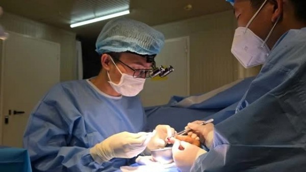 Vietnamese medical team in South Sudan successfully reattaches nearly severed finger in complex surgery