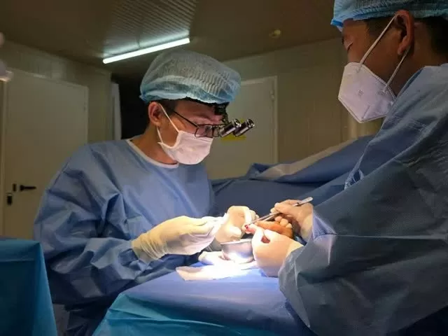Vietnamese surgeons working on the injured finger. (Photo courtesy of FHL 2.6.)