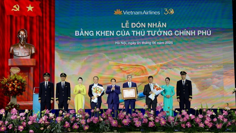 A 30-year milestone: Vietnam Airlines recognized with prestigious award from the Prime Minister