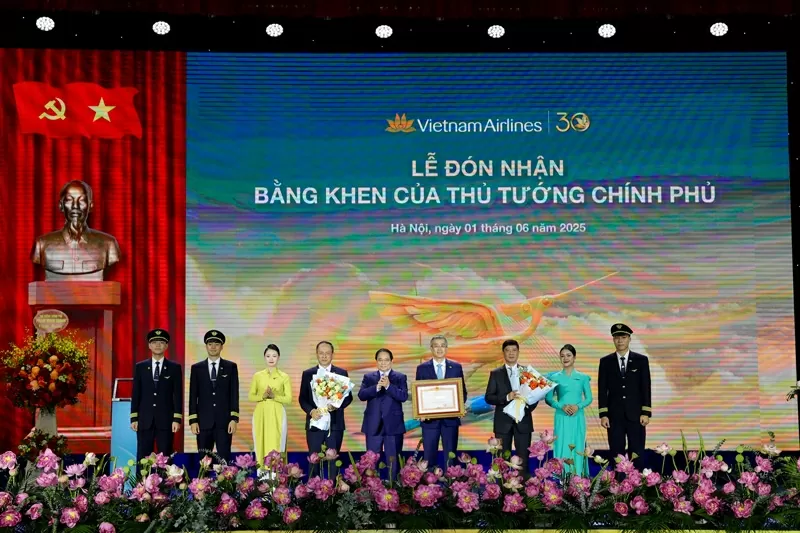 Vietnam Airlines vinh dự đón nhận Bằng khen Thủ tướng Chính phủ nhân dịp 30 năm thành lập