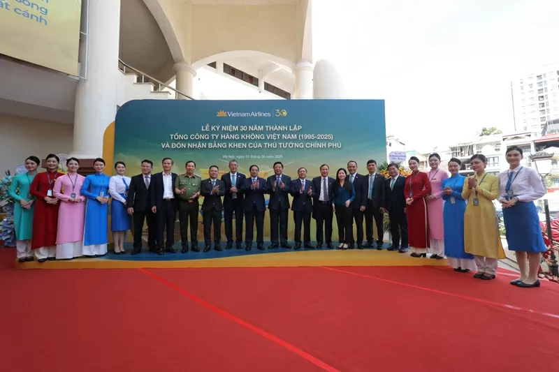 Vietnam Airlines vinh dự đón nhận Bằng khen Thủ tướng Chính phủ nhân dịp 30 năm thành lập