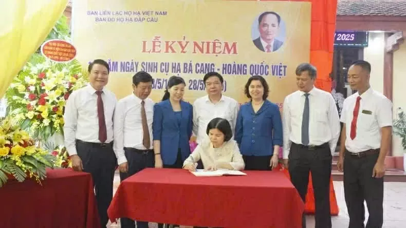 Bac Ninh delegation pays tribute to Revolutionary Hoang Quoc Viet Bac Ninh delegation pays tribute to Revolutionary Hoang Quoc Viet