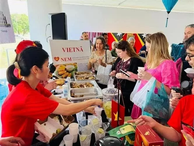 Vietnamese food, culture introduced at int'l bazaar in Brazil