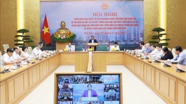 Prime Mimister Pham Minh Chinh chairs meeting to review progress on implementing social housing policies