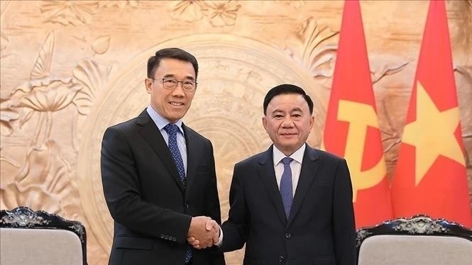 Politburo member Tran Cam Tu receives Lao Party official to strengthen ties