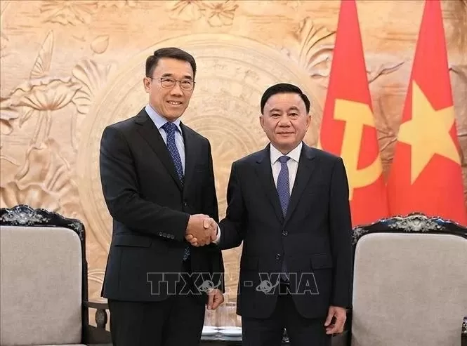 Politburo member Tran Cam Tu receives Lao Party official to enhance relations Politburo member Tran Cam Tu receives Lao Party official to enhance relations