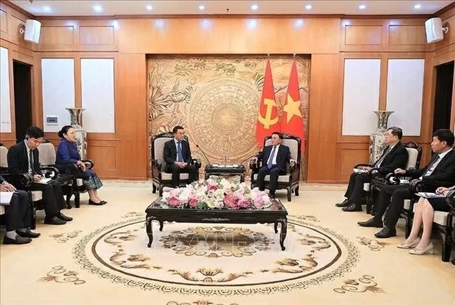 Politburo member Tran Cam Tu receives Lao Party official to  enhance relations