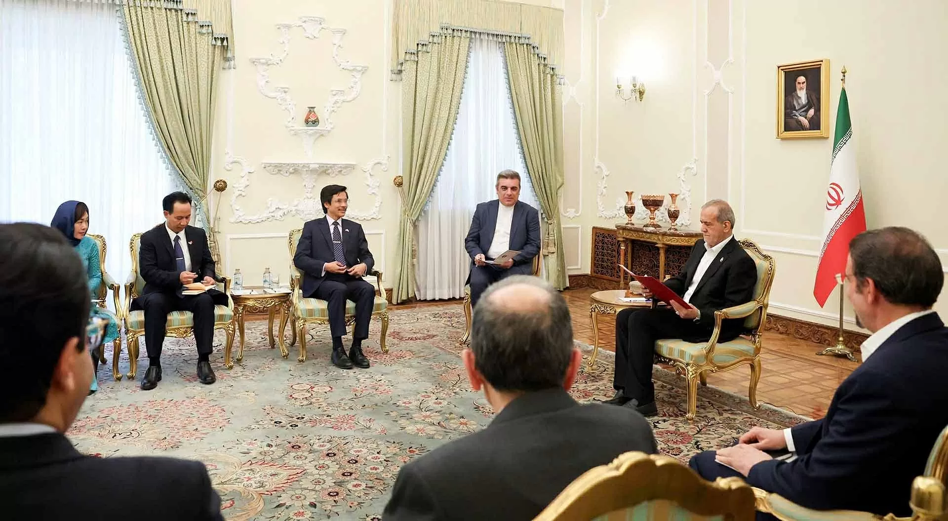 Tổng thống Iran Masoud Pezeshkian tiếp Đại sứ Nguyễn Lương Ngọc. Tổng thống Iran Masoud Pezeshkian tiếp Đại sứ Nguyễn Lương Ngọc.