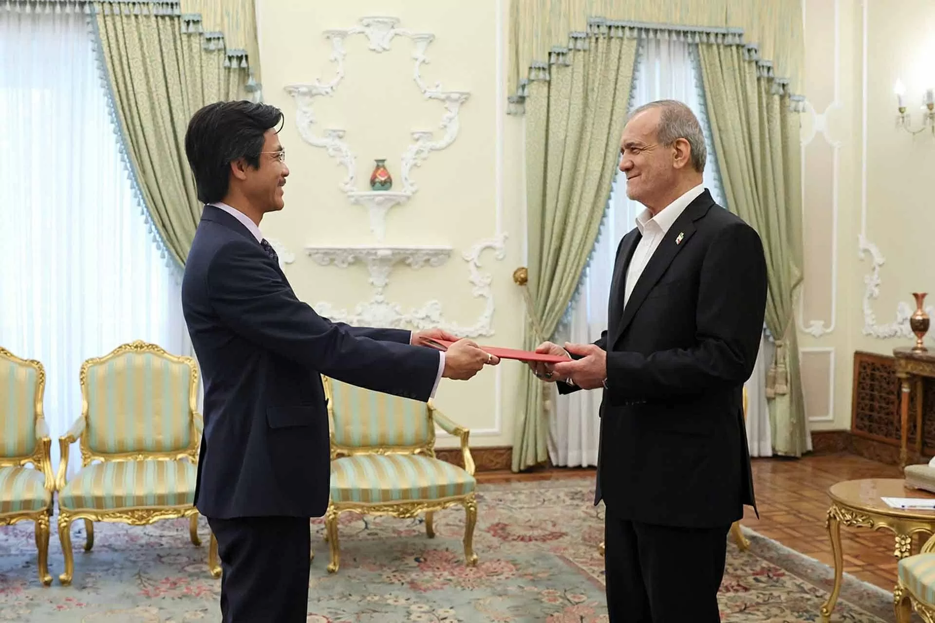 Đại sứ Nguyễn Lương Ngọc trình Thư ủy nhiệm lên Tổng thống Iran Masoud Pezeshkian.