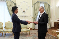 Ambassador Nguyen Luong Ngoc presents Letter of Credence to Iranian President