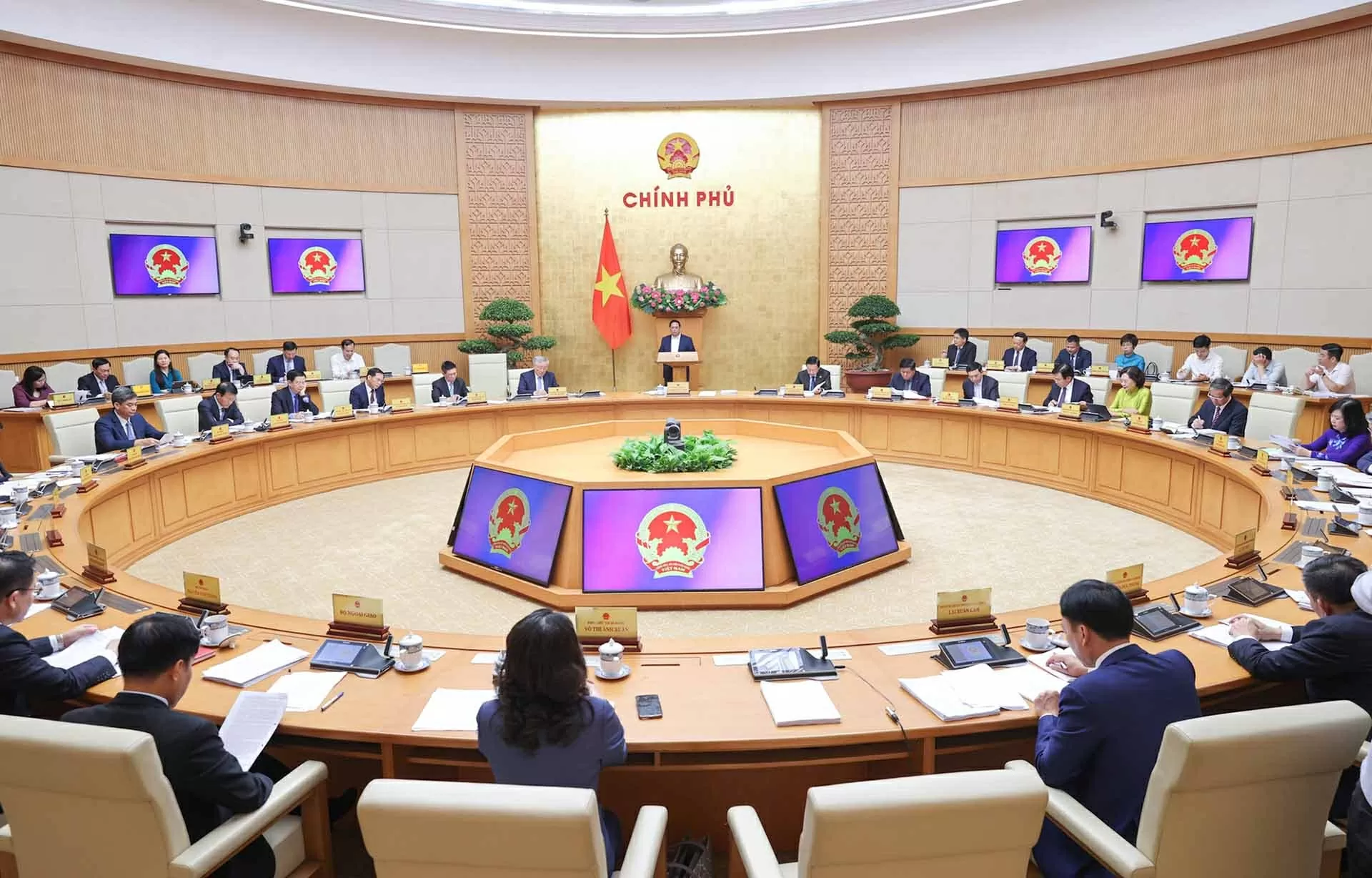 PM chairs Government meeting, affirms Vietnam’s sustained positive socio-economic performance PM chairs Government meeting, affirms Vietnam’s sustained positive socio-economic performance