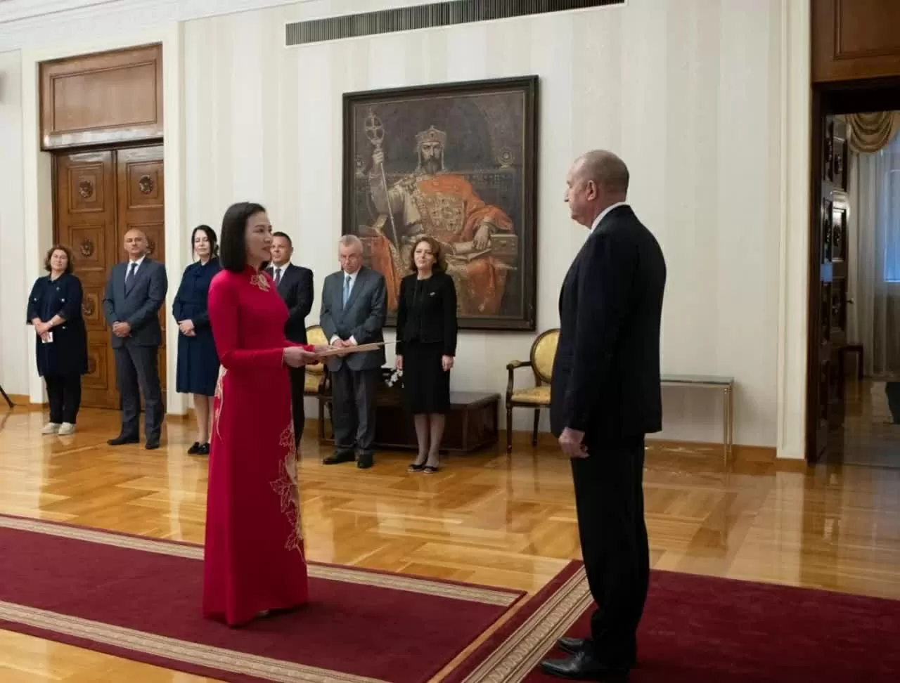 Ambassador Nguyen Thi Minh Nguyet presents her credentials to the President of Bulgaria