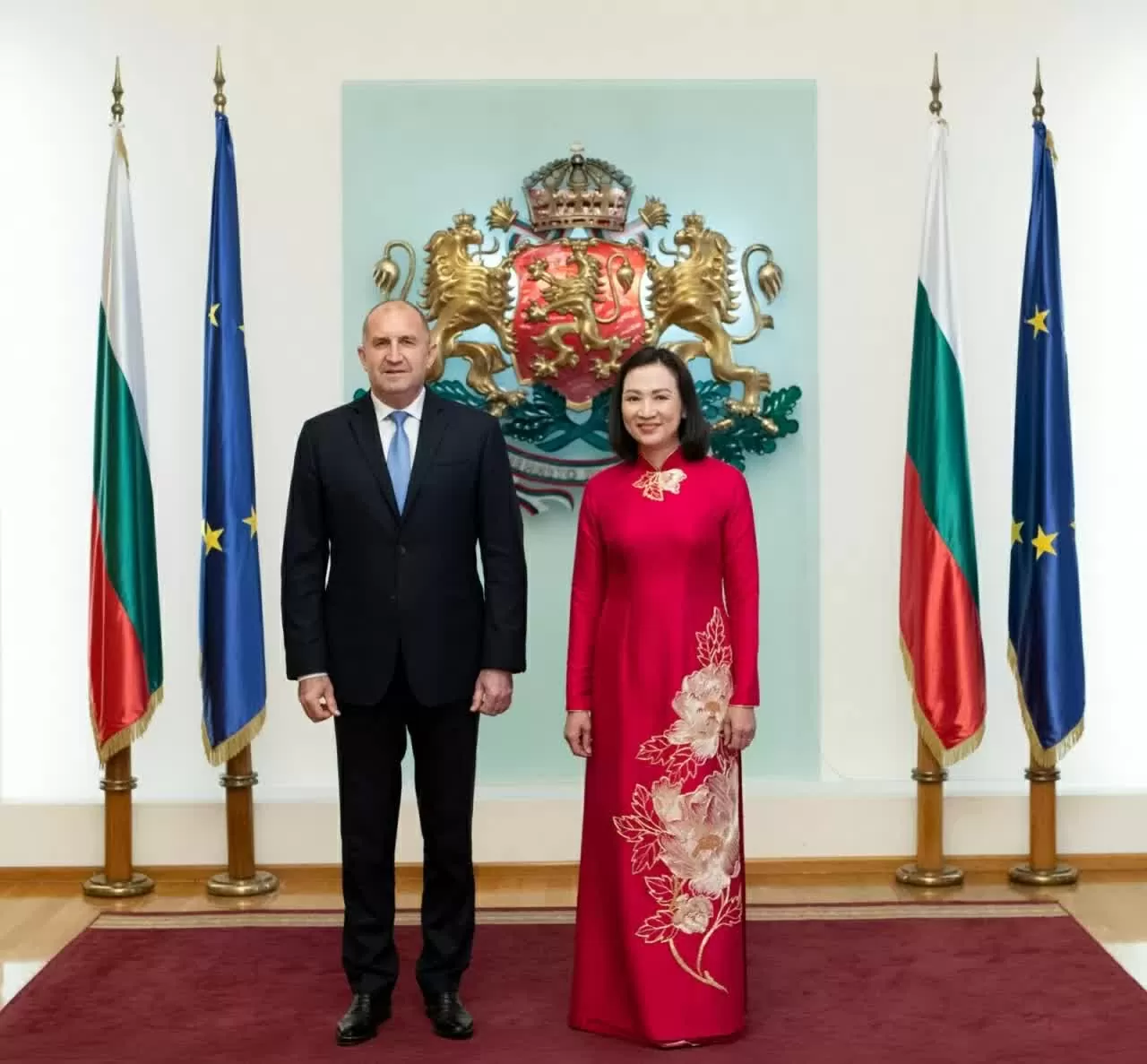 Ambassador Nguyen Thi Minh Nguyet presents her credentials to the President of Bulgaria