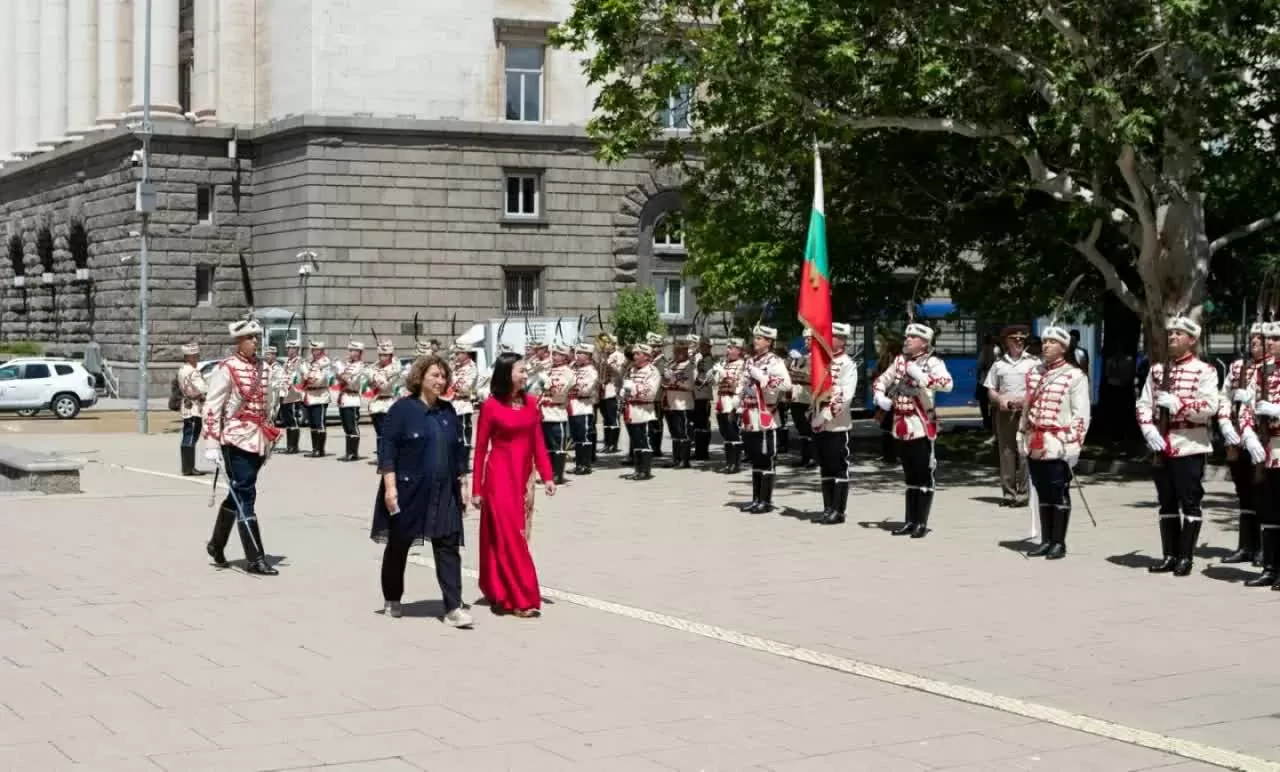 Ambassador Nguyen Thi Minh Nguyet presents her credentials to the President of Bulgaria