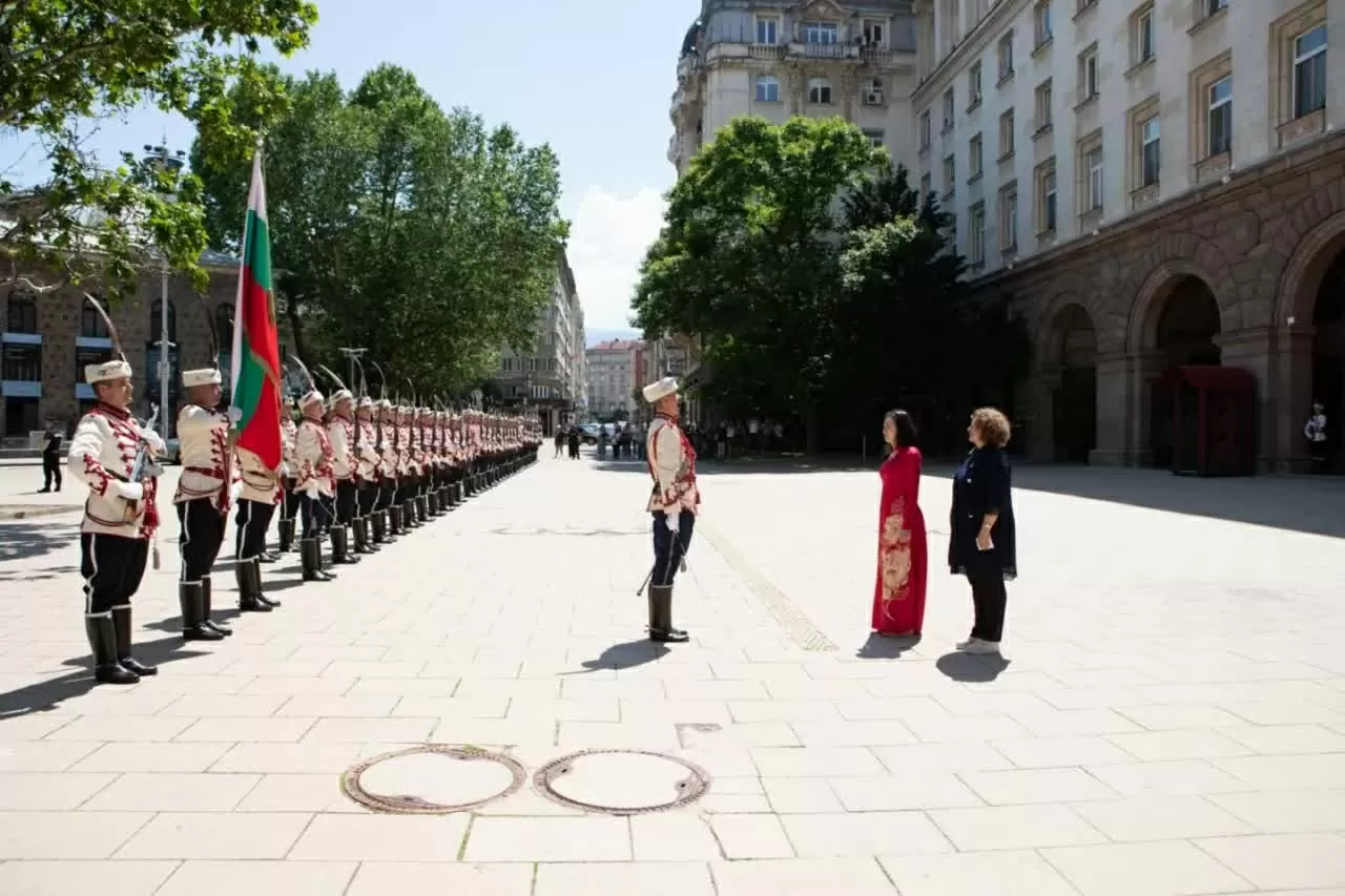Ambassador Nguyen Thi Minh Nguyet presents her credentials to the President of Bulgaria