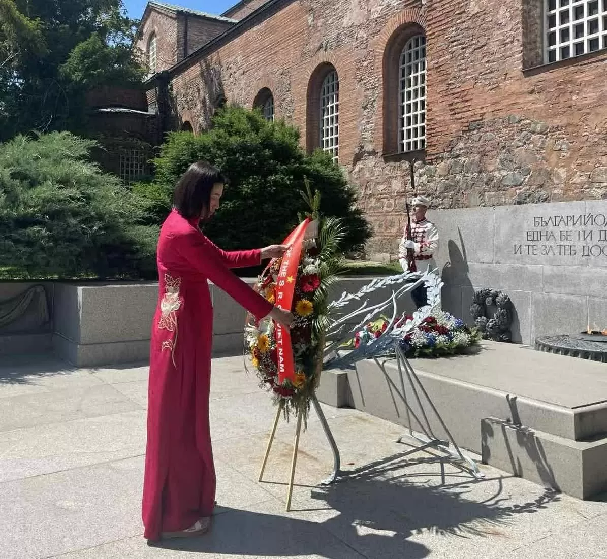 Ambassador Nguyen Thi Minh Nguyet presents her credentials to the President of Bulgaria