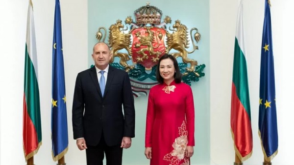 Ambassador Nguyen Thi Minh Nguyet presents Letter of  Credentials to President of Bulgaria