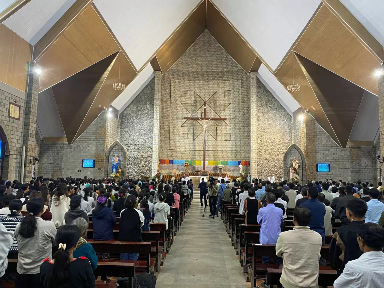 Nhà thờ đá Đạ Tông nằm giữa xã Đạ Tông, huyện Đam Rông, tỉnh Lâm Đồng là nơi hành lễ chính cho hơn 10.000 giáo dân. (Ảnh: Xuân Sơn)