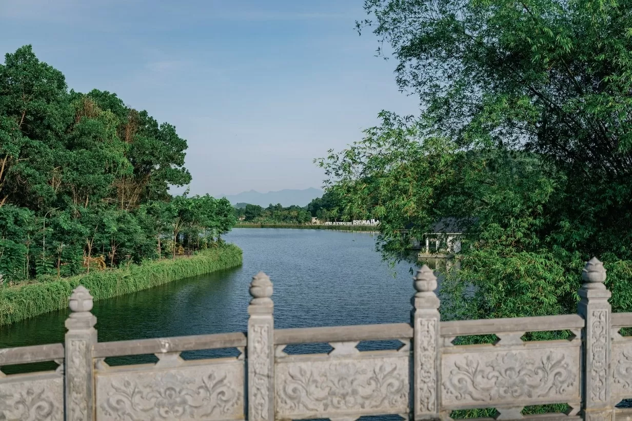 Dòng nước trong xanh. Dòng nước trong xanh.