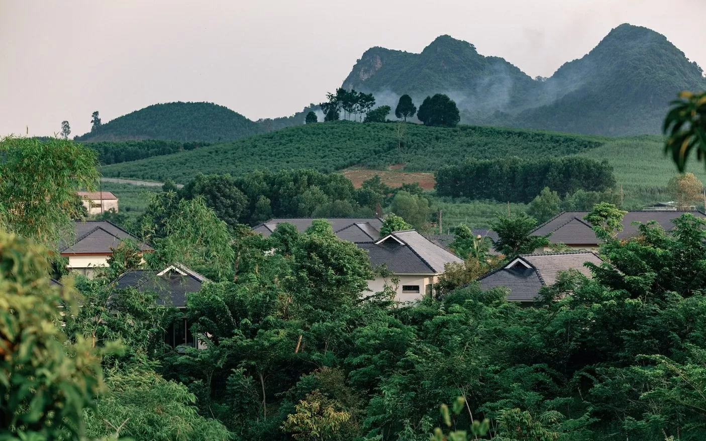 Núi non trùng điệp - phong cảnh nên thơ. Núi non trùng điệp - phong cảnh nên thơ.