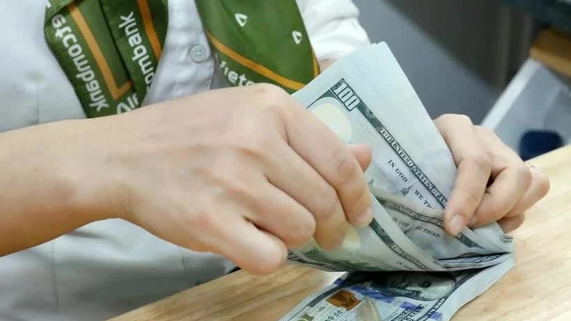 Reference exchange rate for the US dollar at 24,992 VND/USD on June 6, down 3 VND