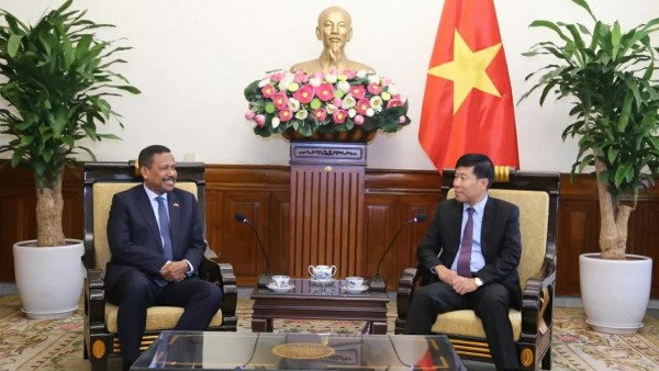 Deputy Foreign Minister Nguyen Manh Cuong receives Timor-Leste Ambassador João Pereira