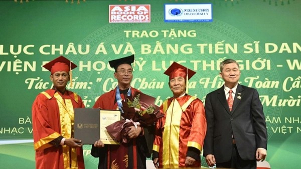 Honorary professor & world record holder Tran Van Muoi - the son of Thanh Hoa spreading Vietnamese culture to the world through poetry