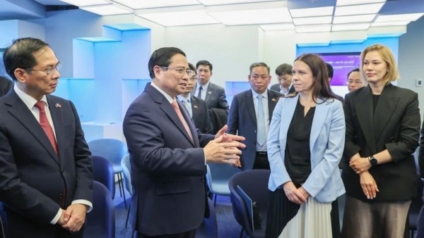 Prime Minister Pham Minh Chinh visits E-Estonia Briefing Centre in Tallinn