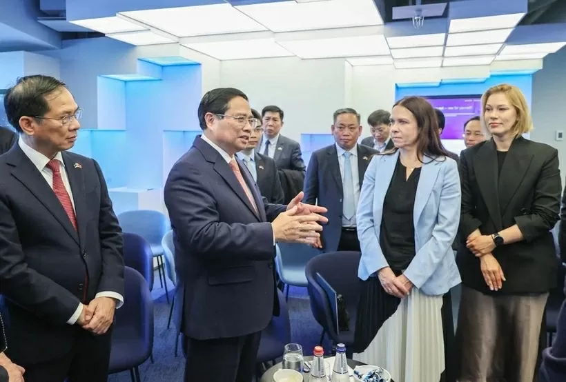 Prime Minister Pham Minh Chinh visits E-Estonia Briefing Centre in Tallinn