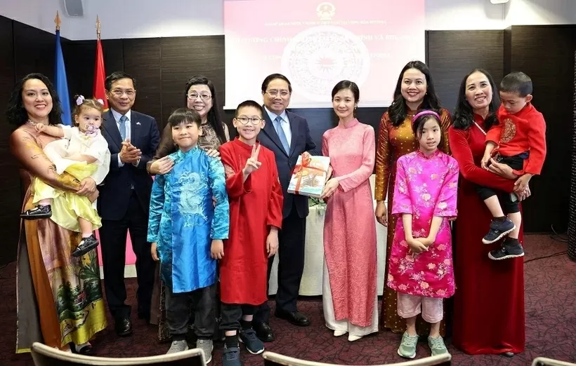 PM Pham Minh Chinh talks to the Vietnamese people in Estonia at the meeting on June 7. (Photo: VNA)