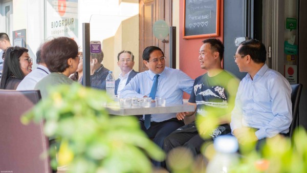 Prime Minister visits family of Vietnamese national in France