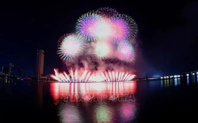 Vietnamese, Polish teams wow audiences at Da Nang International Fireworks Festival Vietnamese, Polish teams wow audiences at Da Nang International Fireworks Festival