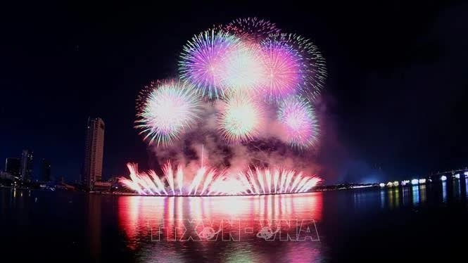 Vietnamese, Polish fireworks teams attract thousands at Da Nang Festival