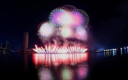 Vietnamese, Polish fireworks teams attract thousands at Da Nang Festival
