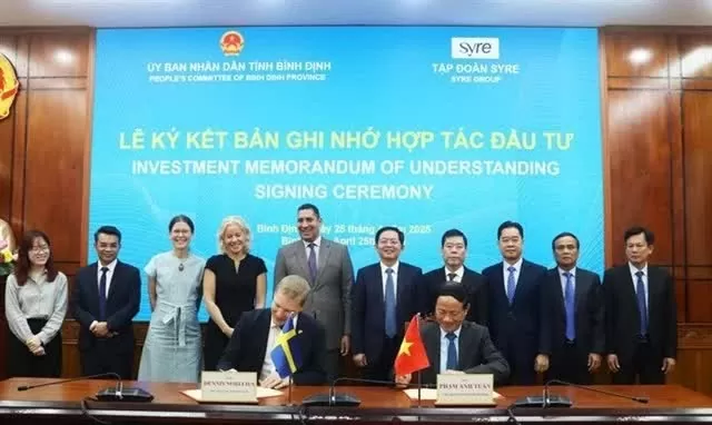Chairman of the Binh Dinh provincial People’s Committee, Pham Anh Tuan (sitting, right), and the CEO of Syre Group sign a memorandum of understanding on investment cooperation on April 25. (Photo: nld) Chairman of the Binh Dinh provincial People’s Committee, Pham Anh Tuan (sitting, right), and the CEO of Syre Group sign a memorandum of understanding on investment cooperation on April 25. (Photo: nld)
