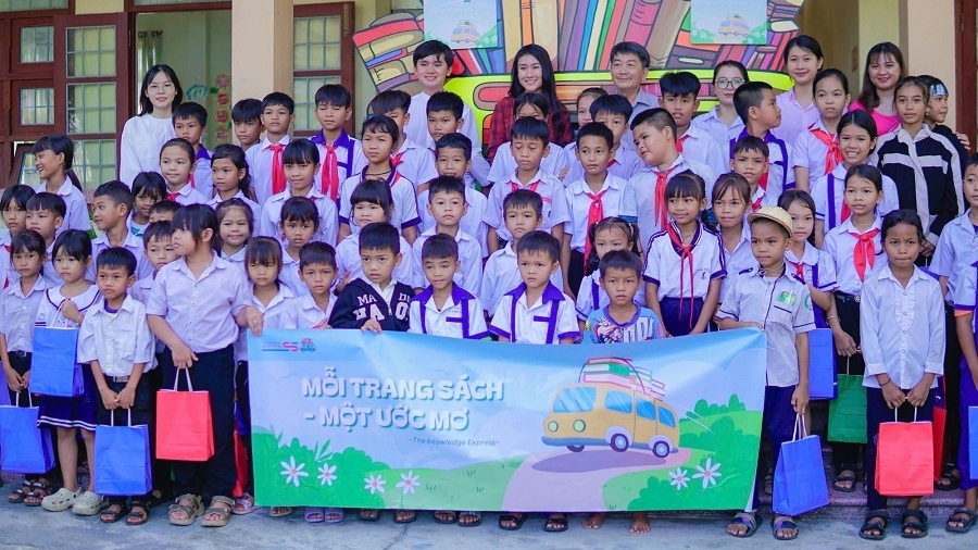 Students donate bookmobile in Van Canh mountainous district spreading the love of reading