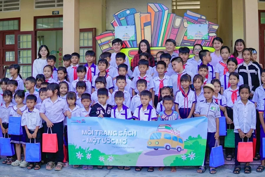 Students donate bookmobile in Van Canh mountainous district spreading the love of reading Students donate bookmobile in Van Canh mountainous district spreading the love of reading