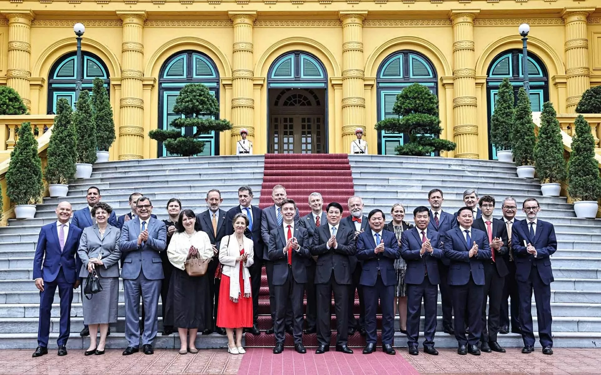 Chủ tịch nước Lương Cường và các đại biểu chụp ảnh chung. (Nguồn: Báo Nhân dân)