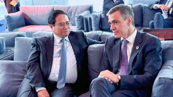 PM Pham Minh Chinh and Spanish Prime Minister Pedro Sanchez meet on UNOC3 occasion in Nice