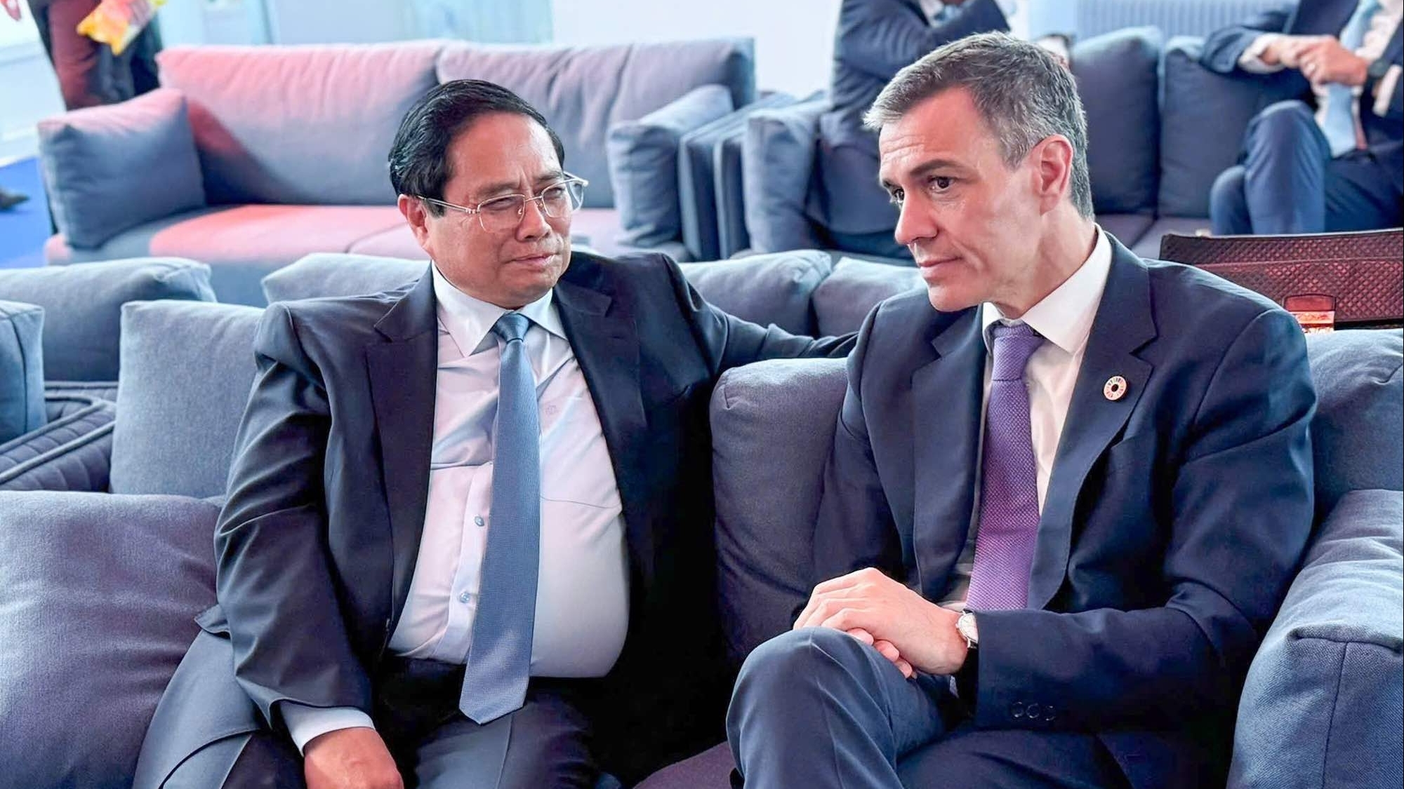 PM Pham Minh Chinh and Spanish Prime Minister Pedro Sanchez meet on UNOC3 occasion in Nice