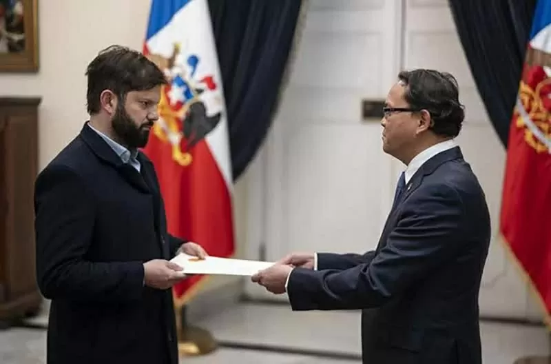 Ambassador Nguyen Viet Cuong presents his credentials to the President of Chile Ambassador Nguyen Viet Cuong presents his credentials to the President of Chile