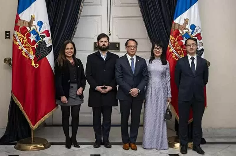 Ambassador Nguyen Viet Cuong presents his credentials to the President of Chile