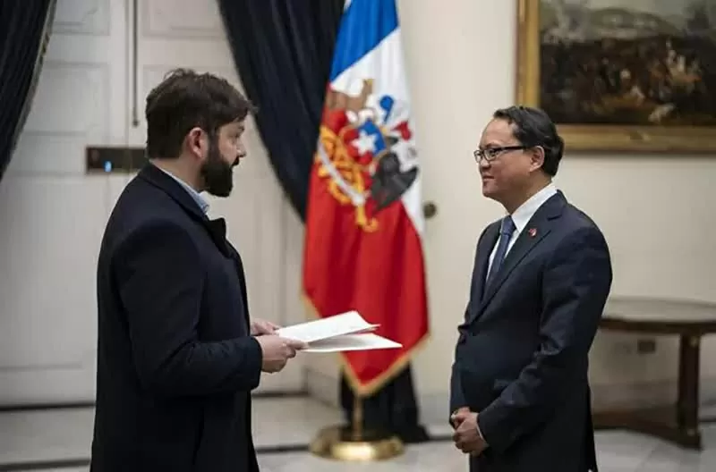 Ambassador Nguyen Viet Cuong presents Letter of Credentials to the President of Chile